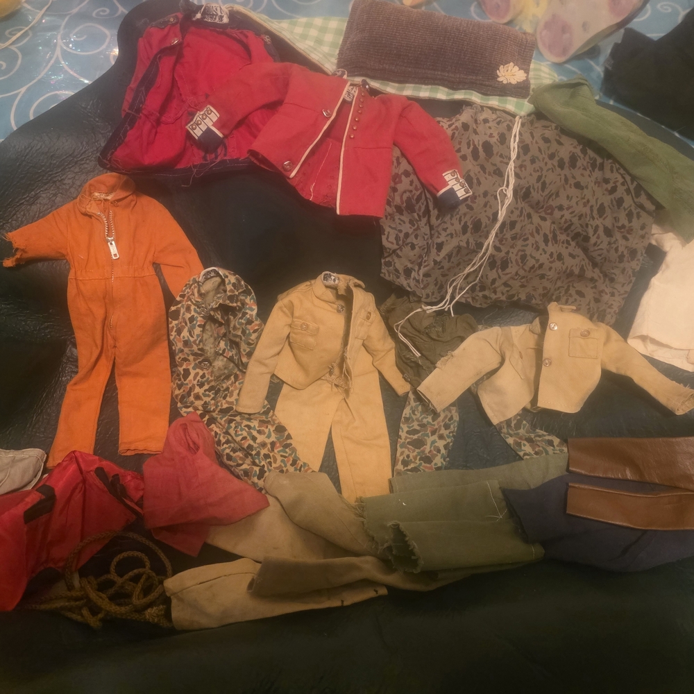 GI JOE assortment clothes, Platoon boats and tents. Please read the description.